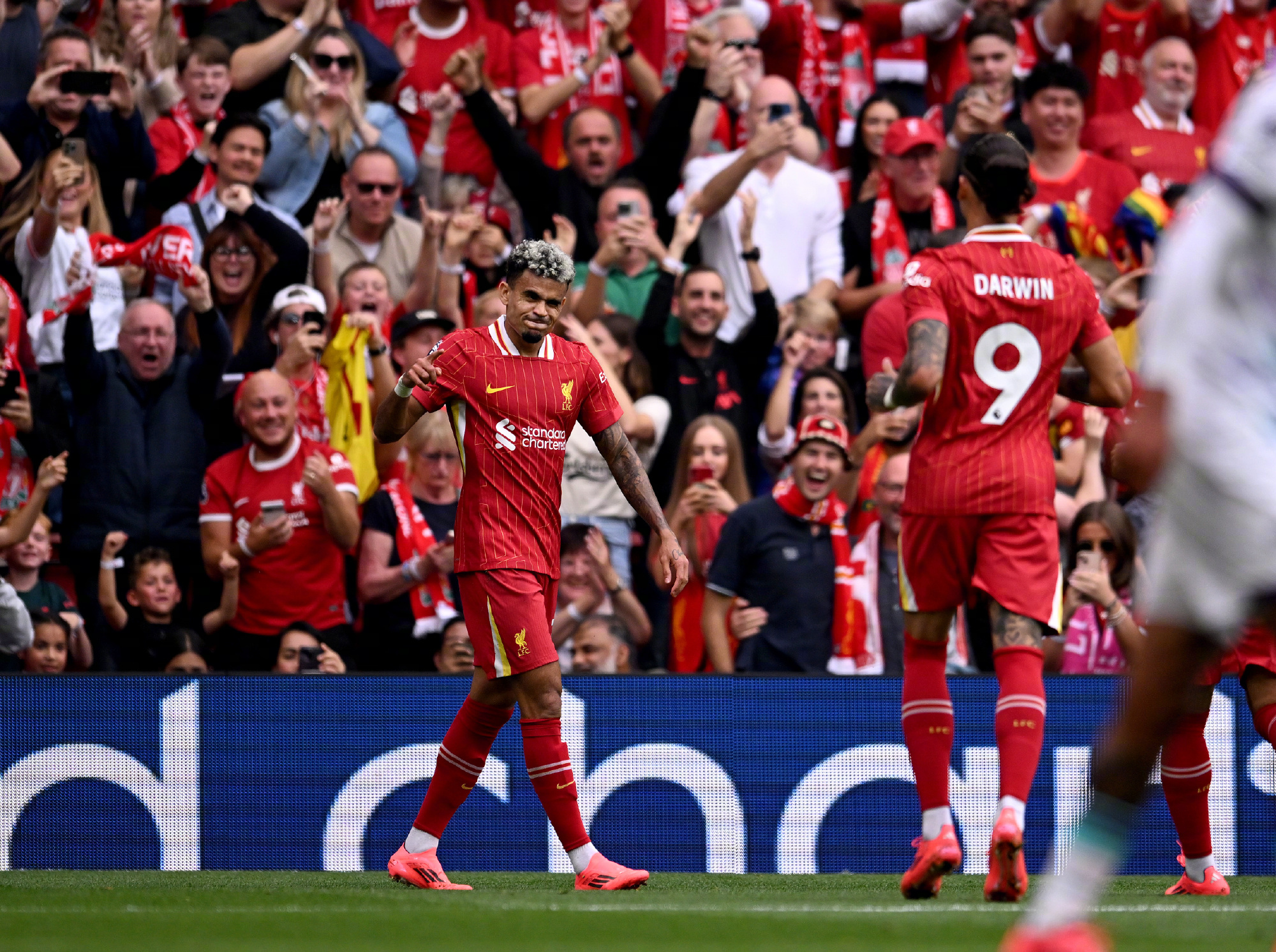 包含利物浦球队全力以赴，谱写胜利新篇章的词条