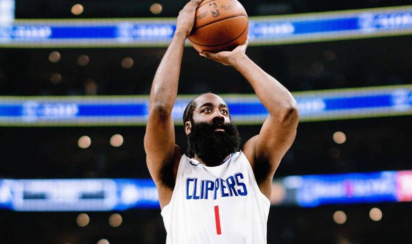 爱游戏官网-哈登交易风波再起，火箭队备受关注