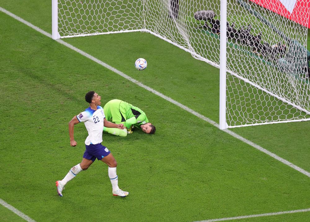 顶尖足球比赛中球员防守拦截精准