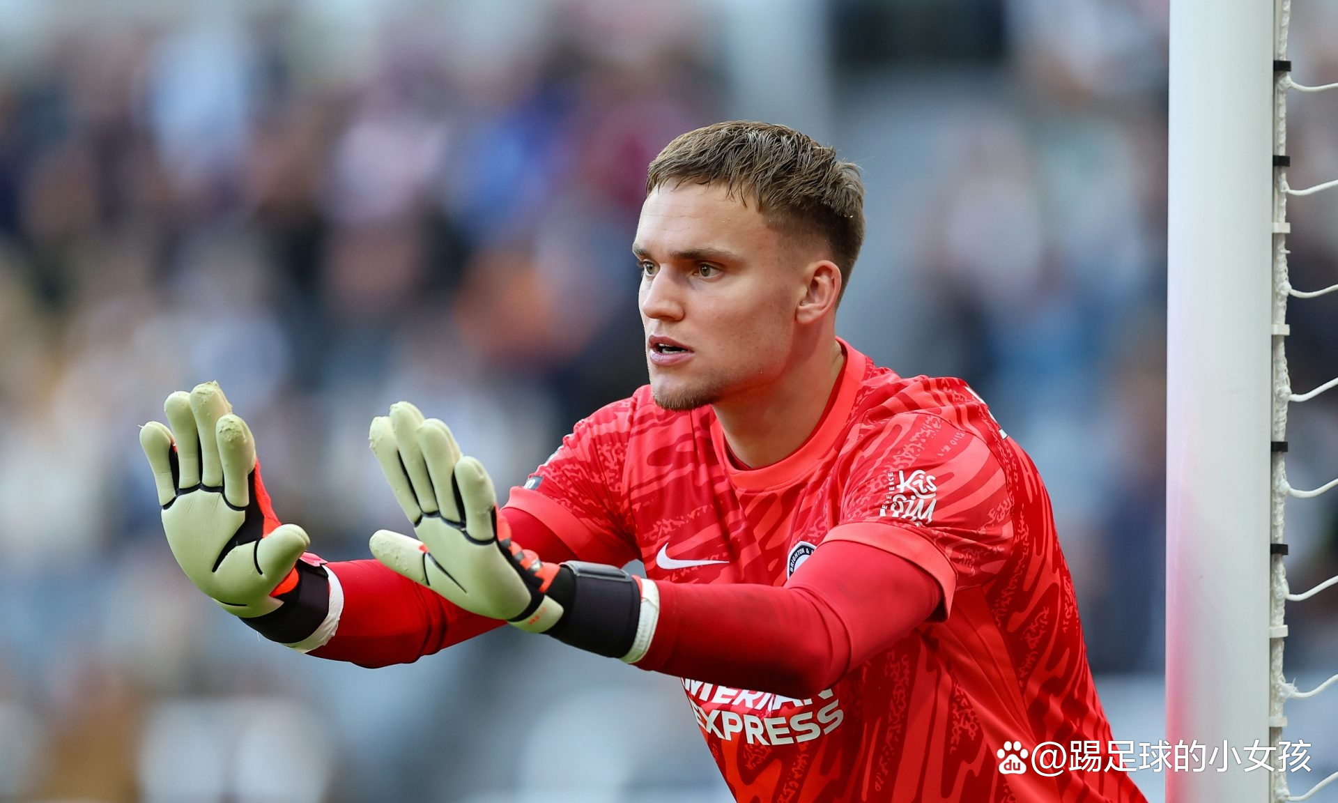 切尔西门将连续扑救受到球迷赞扬